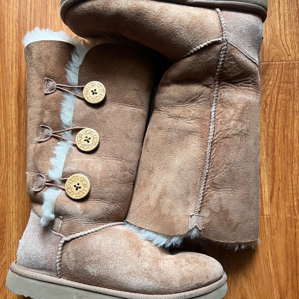 Ugg Bailey triple button boot chestnut size 7 - image 1